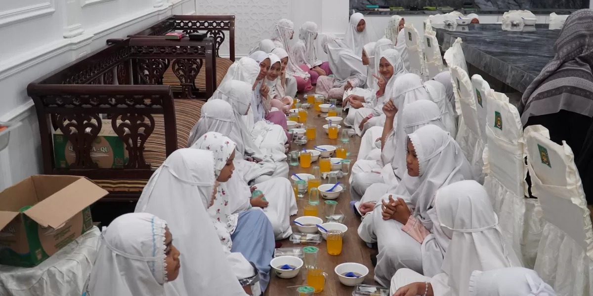 Bupati Langkat H. Syah Afandin, SH juga turut melaksanakan sholat Isya berjamaah yang dilanjutkan dengan sholat Tarawih bersama para santri di lingkungan Rumah Dinas Bupati.