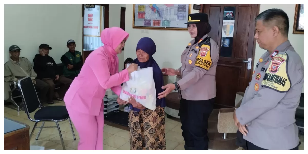  Kapolsek Megamendung Desi Triana menyalurkan sembako kepada lansia dan dhuafa di Megamendung, Selasa (3/3/2026). (Realitasonline.id/Dok)