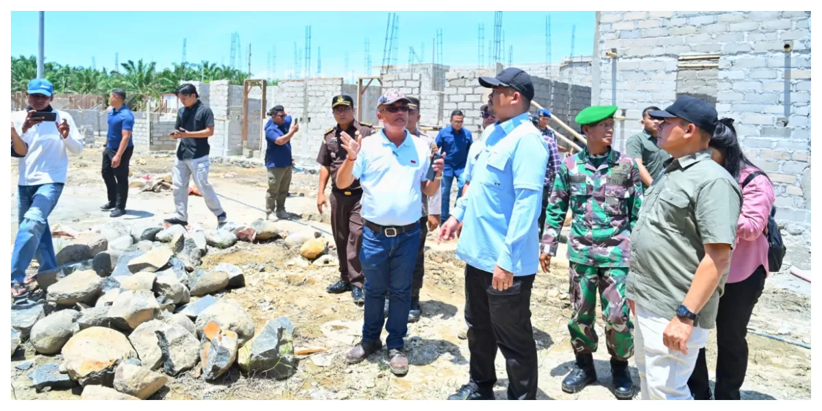 Bobby Nasution tinjau pembangunan Hunian Tetap (Huntap) dan menyapa warga di Hunian Sementara (Huntara) di Asrama Haji Pinangsori Kabupaten Tapanuli Tengah, Minggu (1/3/2026). (Realitasonline.id/Kiminfo Sumut/Munawar Harahap)