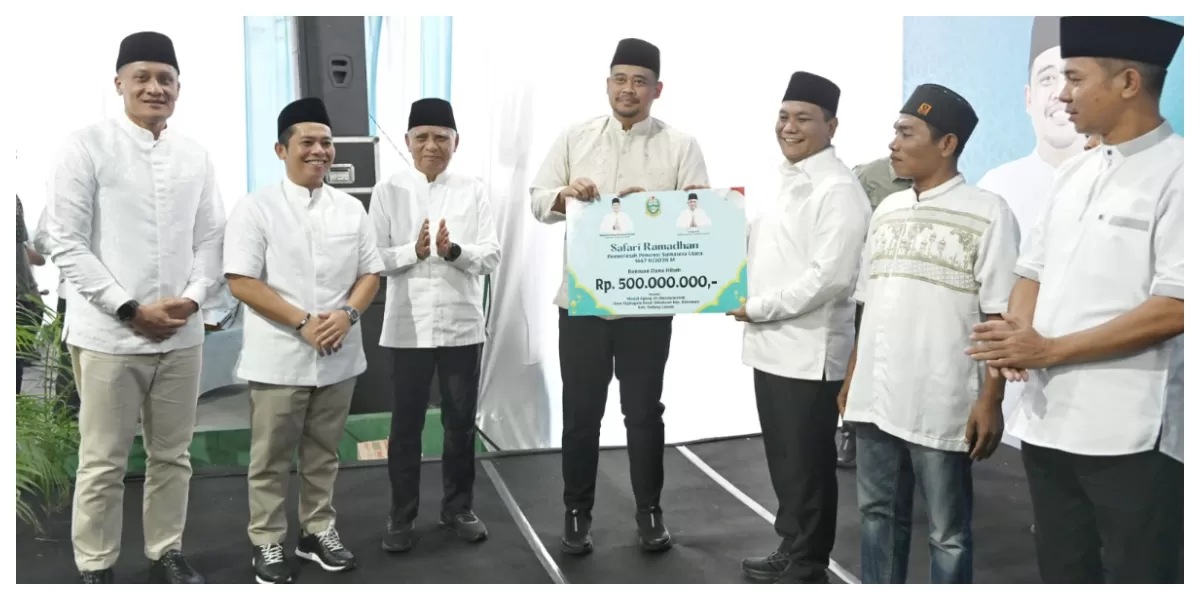 Bobby Nasution menyerahkan bantuan secara simbolis pada masyarakat Padanglawas saat safari ramadhan di Masjid Agung Al Munawaroh, Padanglawas, Senin (2/3/2026). (Ralitasonline.id/Kominfo Sumut/ Munawar Harahap)