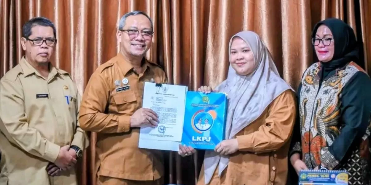 Wali Kota Padangsidimpuan Letnan Dalimunthe, diwakili Sekda Kota Padangsidimpuan, H. Rahmat Marzuki Nasution serahkan buku LKPJ Wali Kota Padangsidimpuan TA 2025 di ruang rapat Sekretaris DPRD Padangsidimpuan, Senin (2/3/2026).(Foto: Realitasonline / Riswandy)