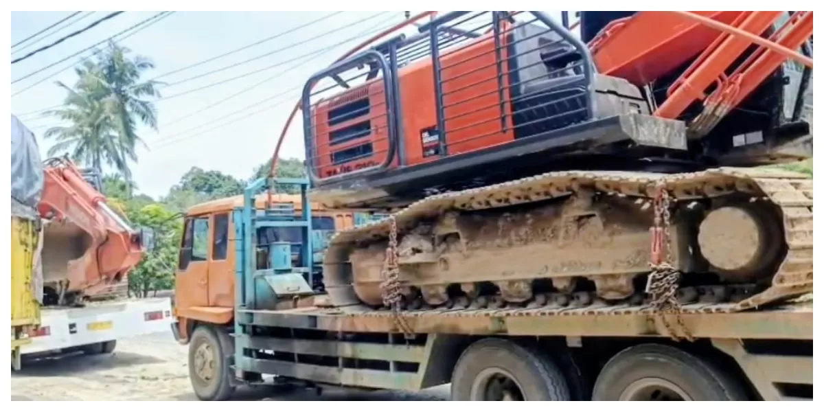 Sejumlah alat berat jenis excavator yang diamankan tim gabungan dari Ditkrimsus Polda Sumut dibantu personil Batalyon Brimobdasu dari lokasi PETI di kawasan HPT Desa Muara Batang Angkola dan Huta Godang Muda, perbatasan Madina - Tapsel, Selasa (2/3/2026). (Realitasonline.id/Dok)
