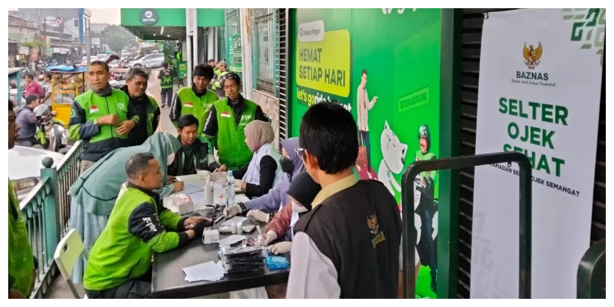 Tim medis Rumah Sehat Baznas Kota Bogor memeriksa tekanan darah pengemudi ojek dalam program Selter Ojek Sehat di Kota Bogor. (Realitasonline.id/Dok)