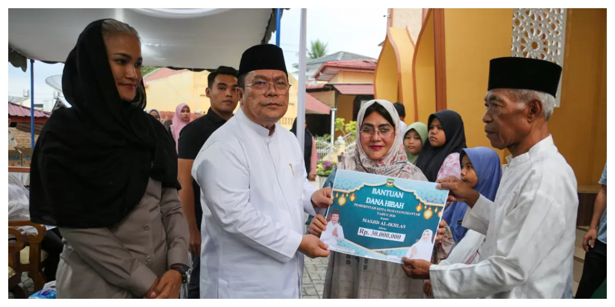 Wali Kota memberikan bantuan hibah Rp 30 juta. (Realitasonline.id/Rhy)