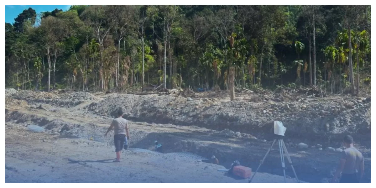  Personil Brimob bangun rumah warga dan Huntara (hunian sementara) di Batang Toru Tapsel (Tapanuli Selatan. (Realitasonline.id/Humas Poldasu/Ogek Tanjung)