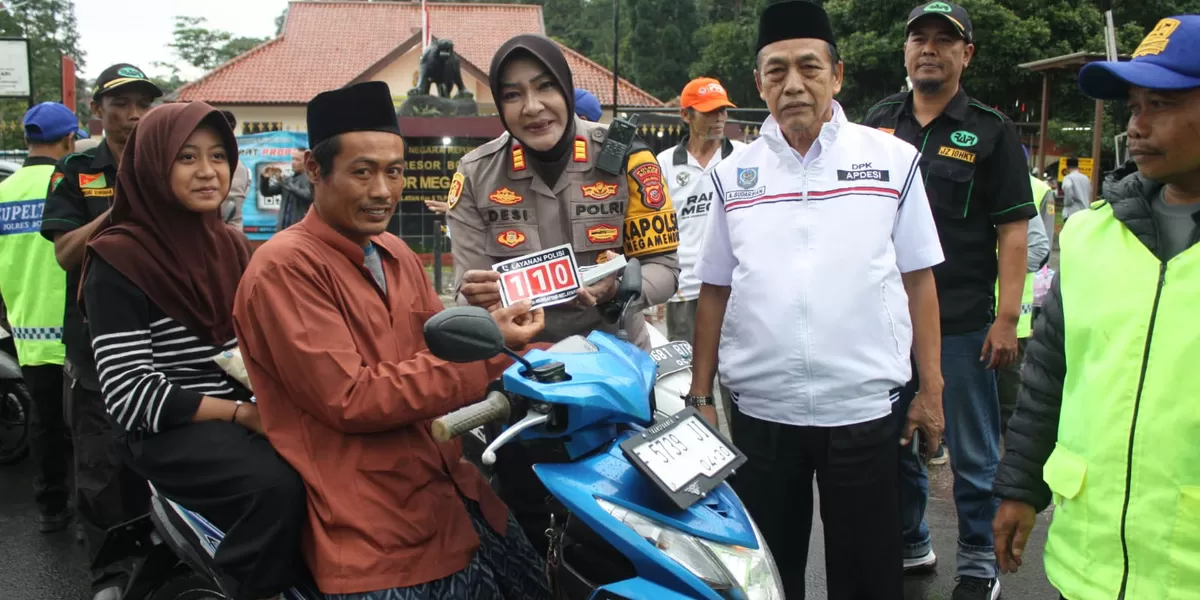 Kapolsek Megamendung AKP Desi Triana bersama unsur Muspika dan tokoh masyarakat saat buka puasa bersama dan santunan anak yatim di Mako Polsek Megamendung, Kabupaten Bogor, Rabu (4/3/2026). (Realitasonline.id/Dok)