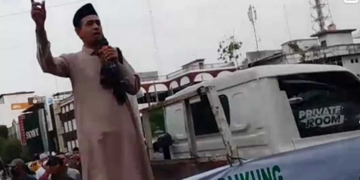 Ketua MUI Kota Medan Hasan Matsum saat memberikan ceramah pada aksi damai dukung Surat Edaran Wali Kota Medan.&nbsp; Jalan Balai Kota, Selasa, (3/3/2026). (Realitasonline.id/mukhtarhabib)