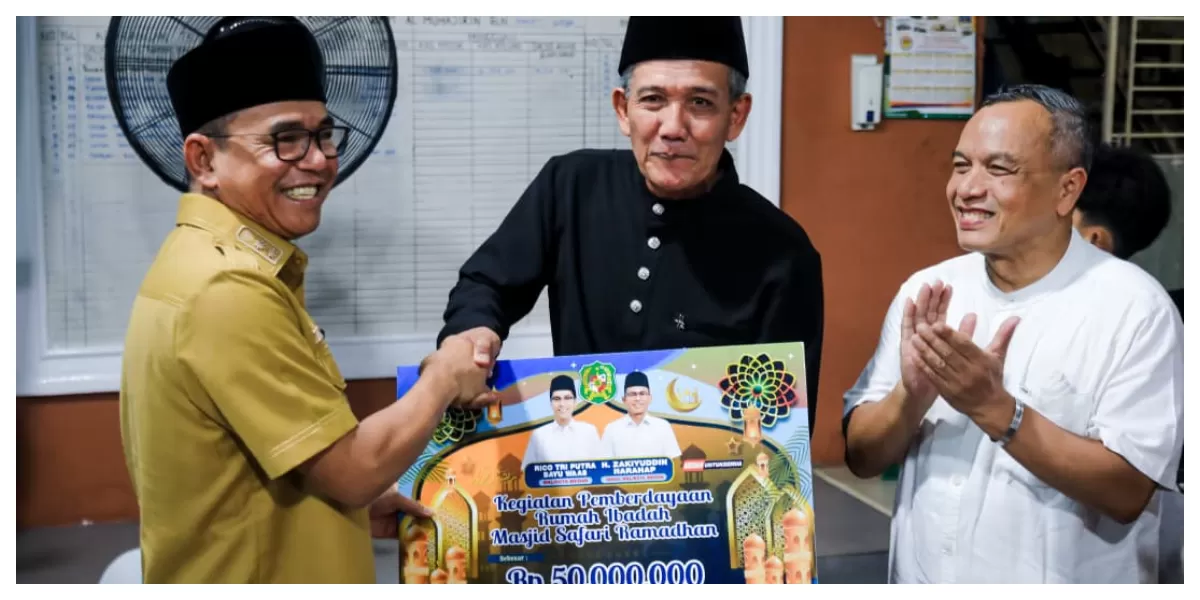 Wakil Wali Kota Zakiyuddin Harahap seeahkan bantuan dari Pemko Medan untuk Masjid Al Muhajirin Kecamatan Medan Helvetia, Senin (2/3/2026).