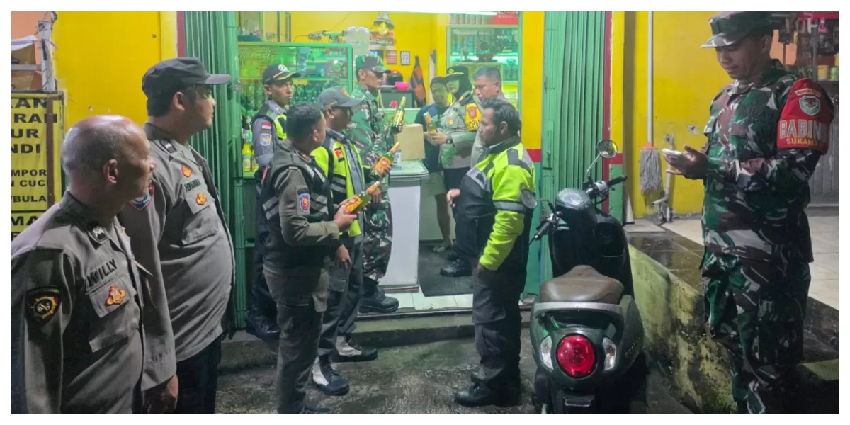 Sebanyak 25 botol miras merek Intisari diamankan dalam patroli gabungan tiga pilar Polsek Megamendung di dua desa wilayah Kecamatan Megamendung, Selasa (3/3/2026) malam. (Realitasonline.id/Dok)