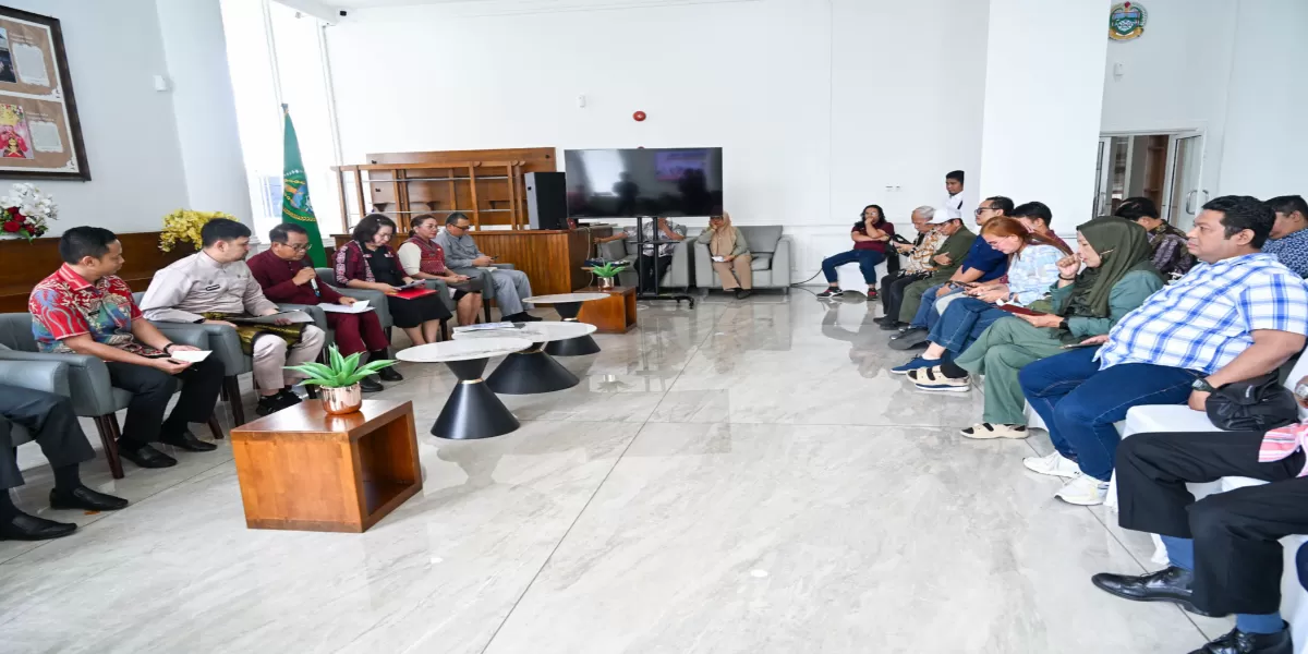 Kepala Bapenda Sumut Ardan Noor saat konferensi pers terkait Realisasi Pendapatan Tahun 2025 dan Program Inovatif, Pencapaian Pendapatan Tahun 2026 di Lobby Dekranasda, Kantor Gubernur Sumut  (Realitas online.id/mis)