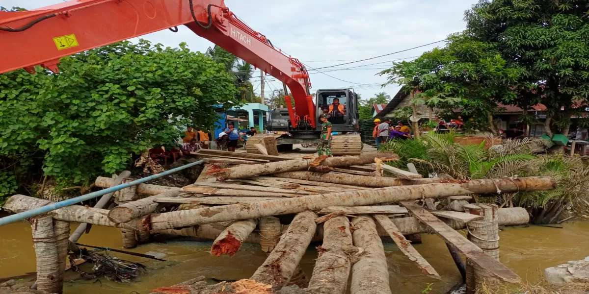 Kodim 0208/Asahan Memulai Pembangunan Jembatan Bailey Menghubungi dua Desa di Kec.Medang Deras Batubara.  (Realitas online.id/Dok)