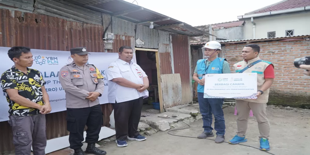 Manager UP3 Pematangsiantar, Ramses Manalu secara langsung menyalakan listrik ke rumah pelanggan  (Realitasonline.id/SS)