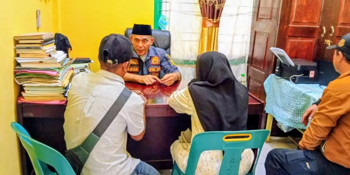 Personil Satpol PP Kota Padangsidimpuan mengamankan sepasang pria dan wanita yang diduga bukan pasangan suami istri saat melakukan razia penegakan Perda dan Perwal di sejumlah lokasi di wilayah Kota Padangsidimpuan, Kamis (5/3/2026) (Foto: Realitasonline/Riswandy)