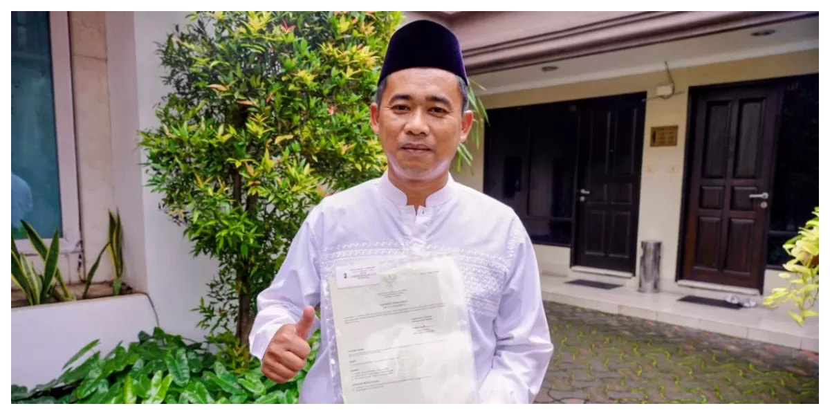 Sertifikat  Warga terdampak bencana Aceh perlihatkan sertifikat elektronik miliknya. (Realitasonline.id/Dok)