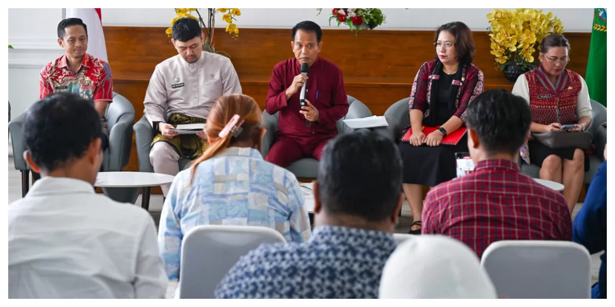 Kepala Badan Pendapatan Daerah Sumut Ardan Noor konferensi pers terkait Realisasi Pendapatan 2025 dan Program Inovatif, Pencapaian Pendapatan 2026 di Lobby Dekranasda, Kantor Gubernur Sumut, Kamis (5/3/2026). (Realitasonline.id/Kominfo Sumut/Imam Syahputra)