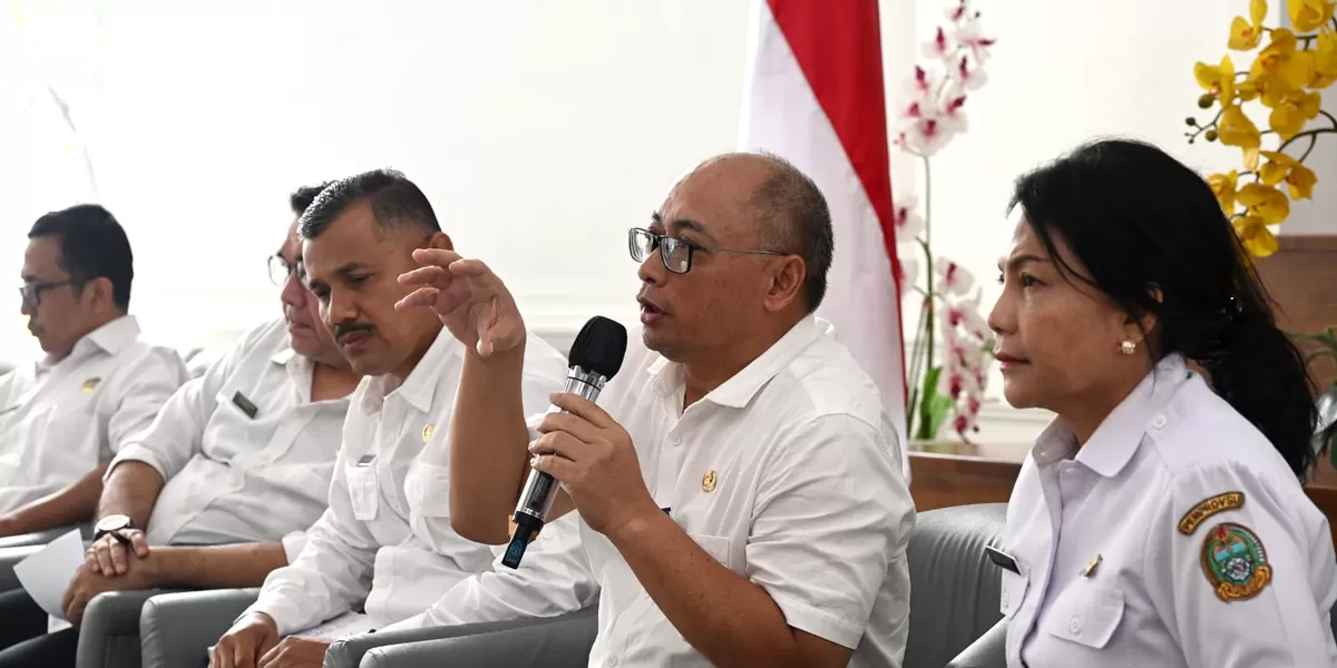 DPMPTSP Pemprov Sumut melakukan konferensi pers terkait kepatuhan pelaku usaha dalam memenuhi LKPM, serta tentang solidnya Kinerja Realisasi Investasi Sumut di Lobby Dekranasda Lantai 1 Kantor Gubernur Sumut, Medan. (Realitasonline.id/Kominfo Sumut/Fahmi Aulia)
