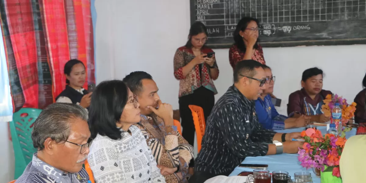 Bupati Taput Taripar Hutabarat didampingi OPD terkait saat zoom dengan Kasek serta Komdigi. (Realitasonline.id/AS)