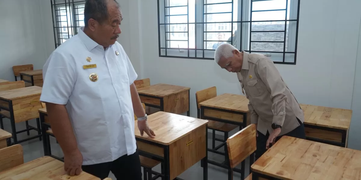 Bupati Asahan Taufik Zainal Abidin Siregar dan Wakil Gubernur Sumatera Utara H. Surya saat meninjau SMAN Rahuning