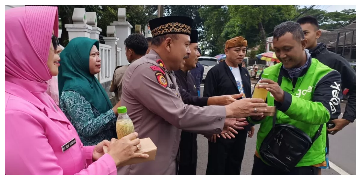 Kapolsek Cibinong Kompol Jony Handoko bersama Bhayangkari dan personel Polsek Cibinong membagikan takjil kepada masyarakat di depan Mako Polsek Cibinong, Kamis (5/3/2026). (Realitasonline.id/Dok)