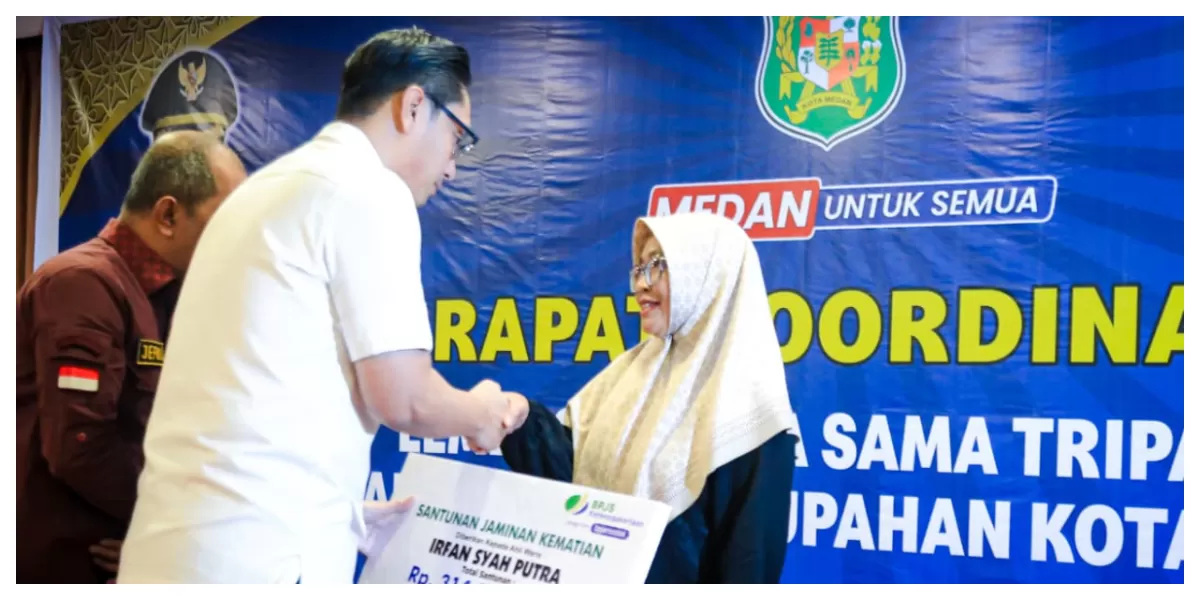 Rico Waas saat membuka Rapat Koordinasi anggota Lembaga Kerja Sama (LKS) Tripartit dan Dewan Pengupahan Kota Medan di Hotel Grand Antares, Medan. (Realitasonline.id/Dok)