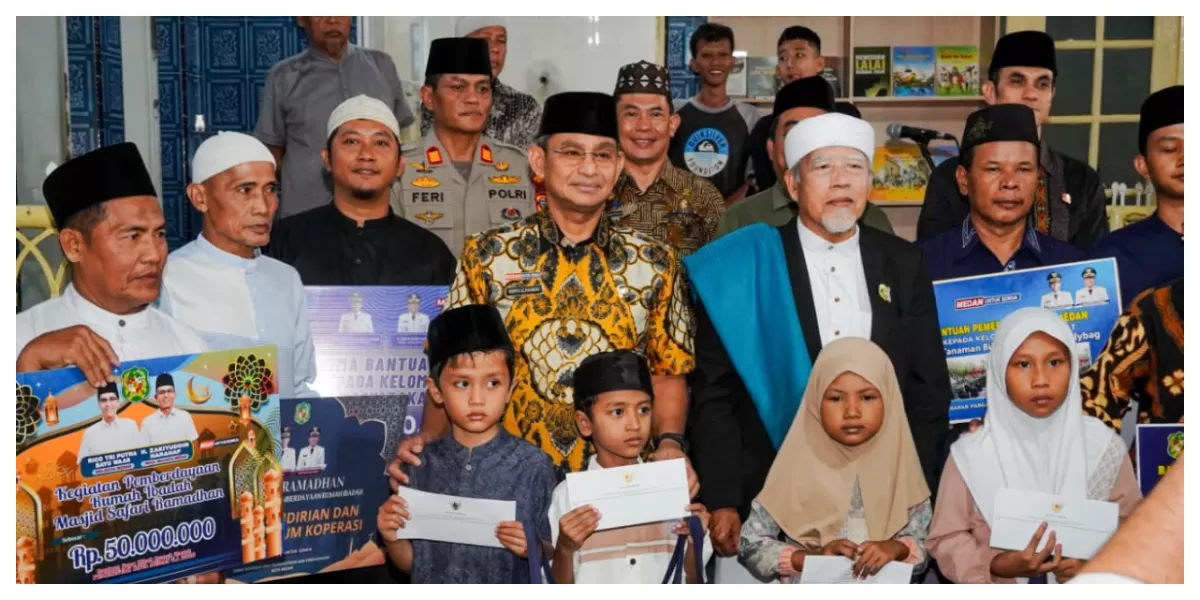 Safari Ramadan di Masjid Al Mutjahiddin Medan Maimun, Sekda Wiriya Alrahman serahkan bantuan masjid, Kamis (5/3/2026). (Realitasonline.id/Dok)