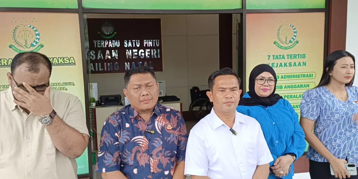 Kasi Intel dan Kasi Pidsus Kejari Madina saat Prescon didepan kantor Kejari Madina, jumat (06/03/2026).