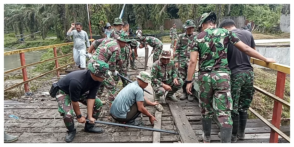 Anggota Kodim 0207/Simalungun Rampungkan Jembatan Modular di Desa Marubun II. (Realitasonline.id/DOk)