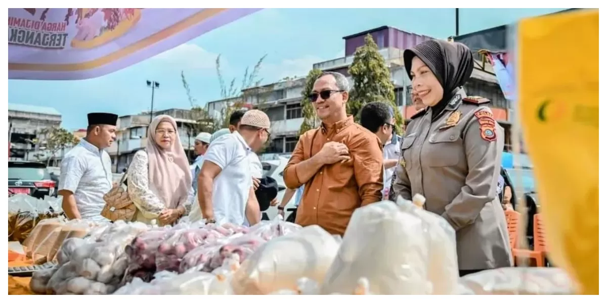 Pemko Padangsidimpuan bersama KDKMP gelar GPM (gerakan pangan murah) Ramadhan di Alaman Bolak Padang Nadimpu Kota Padangsidimpuan, Minggu (8/3/2026). (Realitasonline.id/Riswandy)