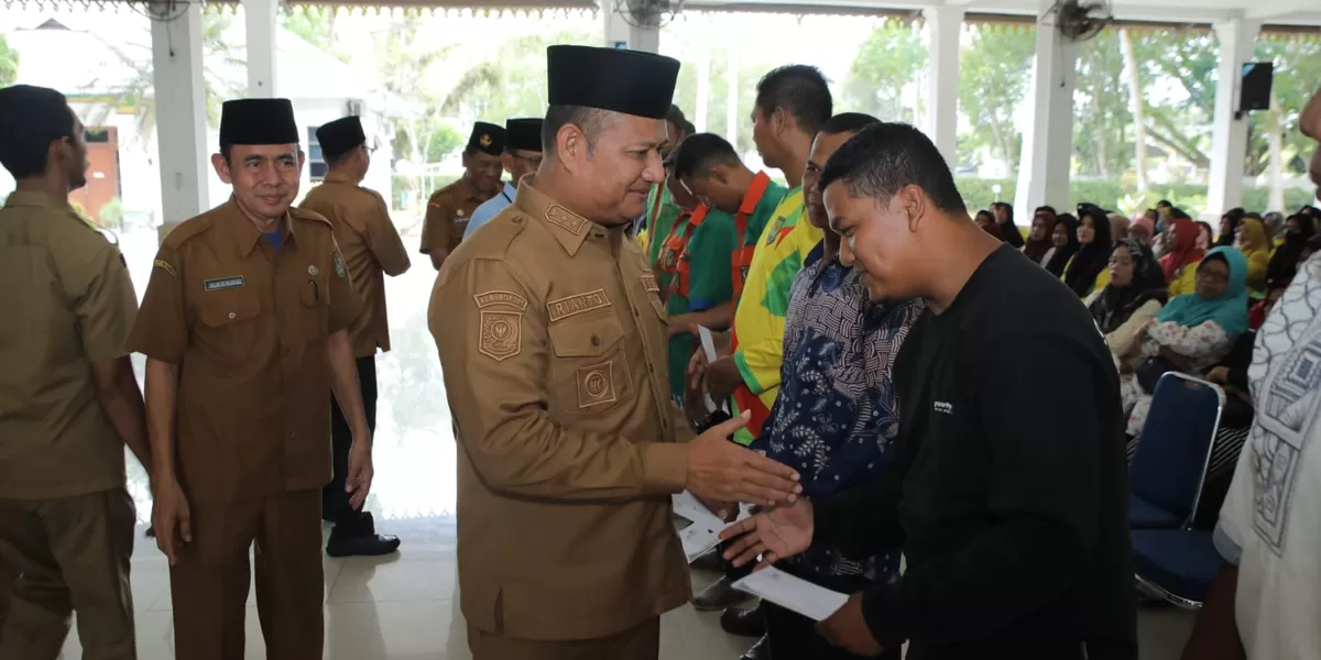 Wabup Asahan Rianto saat memberikan ZIS BAZNAS kepada Petugas Kebersihan