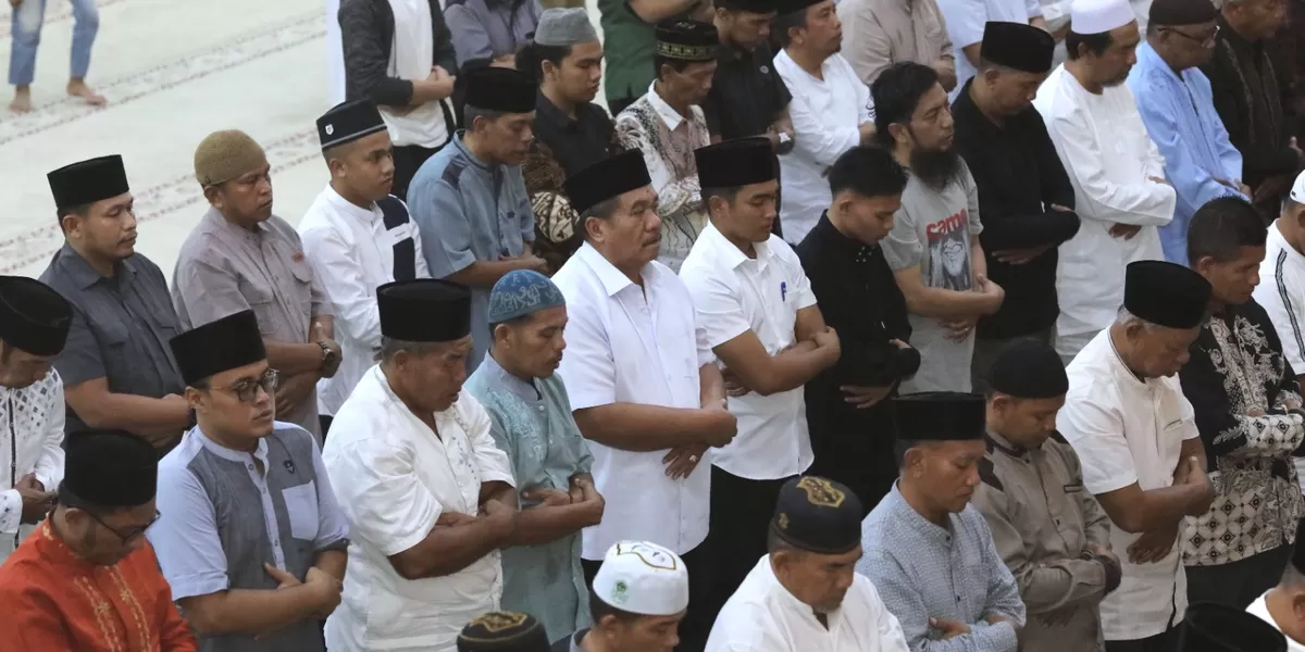 Bupati Asahan Taufik Zainal Abidin Siregar saat mengikuti kegiatan Nuzulul Qur&rsquo;an