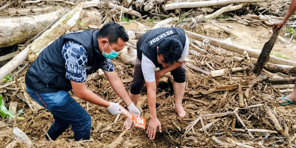 Personil Polres Tapsel lakukan penanganan terhadap penemuan kerangka manusia diduga korban banjir Garoga, Jumat (6/3/2026) siang.(Foto: Realitasonline/Riswandy)