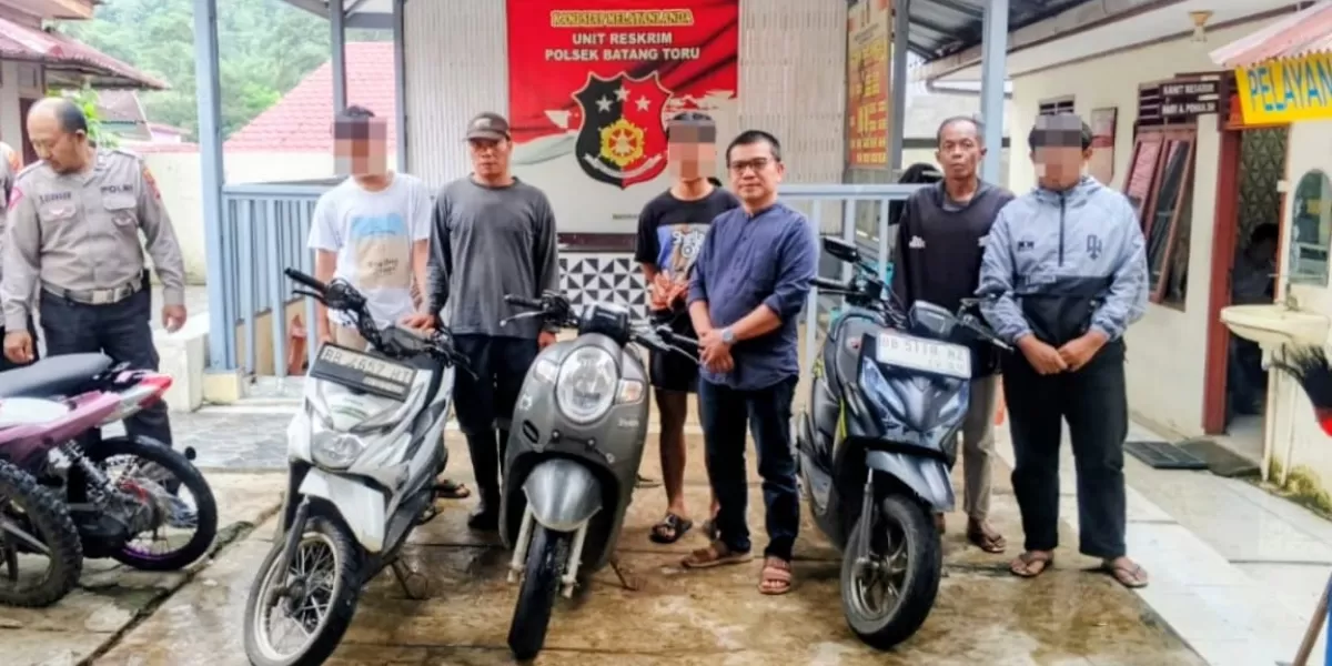 Personil Polsek Batangtoru, Polres Tapsel melakukan pembinaan terhadap para remaja yang terjaring diduga hendak aksi balap liar di Jalan umum Desa Perkebunan, Kecamatan Angkola Sangkunur, Kabupaten Tapsel, Rabu (11/3/2026) dini hari.(Foto: Realitasonline/Riswandy)