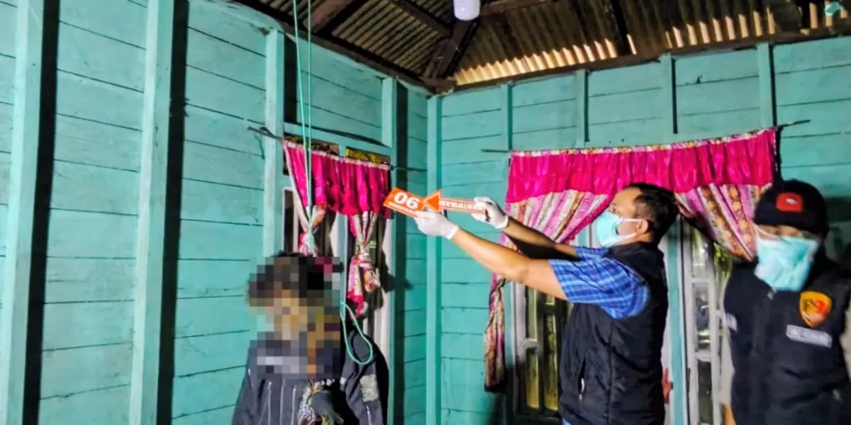 Personel Polsek Batangtoru mengevakuasi korban ditemukan meninggal dunia dalam kondisi tergantung didalam rumah di Desa Malombu Kampung Bukkas, Kecamatan Angkola Sangkunur, Kabupaten Tapsel, Selasa (10/3/2026).(Foto: Realitasonline/Ist)