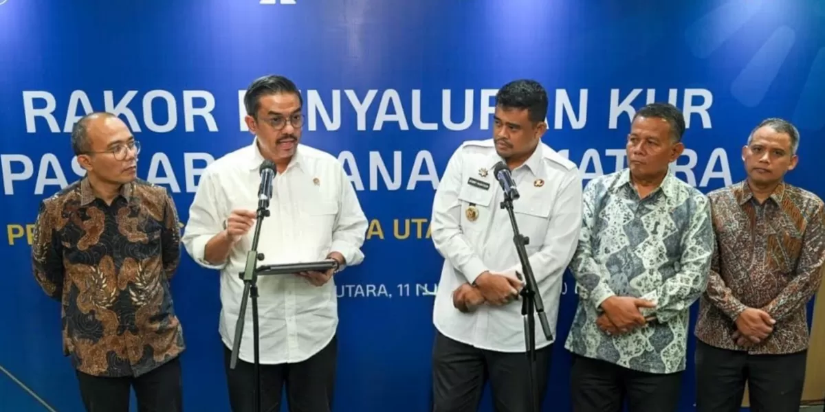 Keterangan Foto : Menteri UMKM Maman Abdurrahman didampingi Wakil Menteri UMKM Helvi Moraza, Deputi Bidang Usaha Mikro Riza Damanik, Gubernur Sumatera Utara Bobby Nasution, dan Direktur Utama PT Bank Sumut Heru Mardiansyah memberi keterangan kepada wartawan  (Realitasonline.id /Dok)