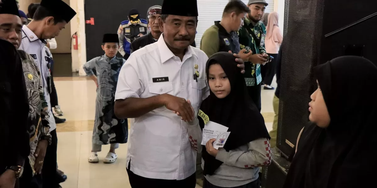 Wali Kota Binjai Drs. H. Amir Hamzah, MAPl menyalurankan voucher Ramadan