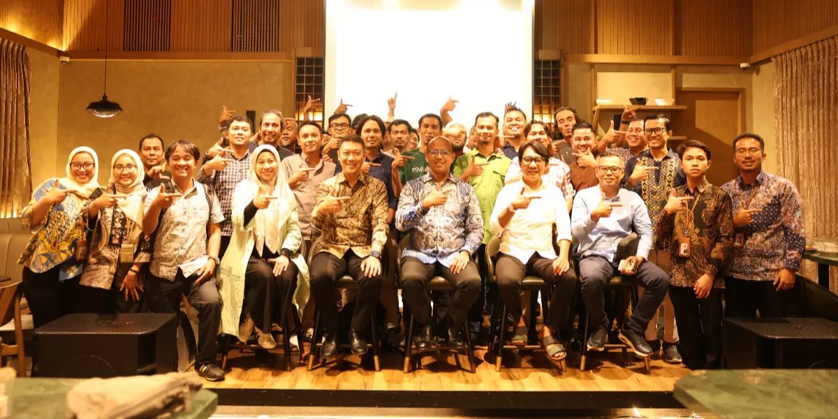 Foto bersama bukber LPS dan media