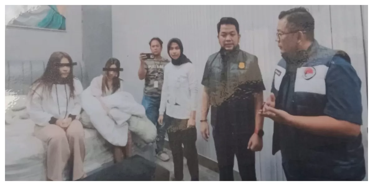 Kasat Narkoba Polrestabes Medan, Kompol M Yusuf Rafli Nugraha didampingi Kani III, Iptu Berry Anggara menginterogasi kedua tersangka. (Realitasonline.id/Humas Polrestabes Medan/Ogek Tanjung)