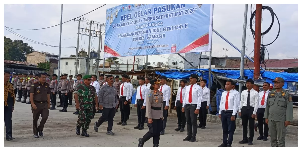  Kapolres Samosir, AKBP Rina Sry Nirwana Tarigan saat memeriksa apel pasukan operasi ketupat toba 2026 (Realitasonline.id/nas)