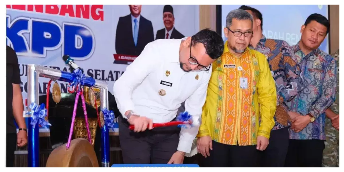 bupati Labusel saat buka Musrembang RKPD 2027 dengan memukul gong (Realitasonline.id/Nas)