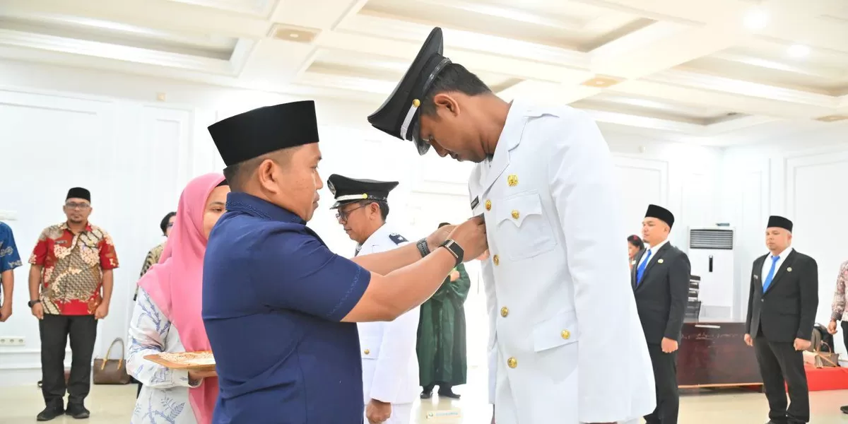 Foto: Wali Kota Sibolga Syukri Penarik menyematkan lambang jabatan kepada lurah yang baru dilantik. (Realitasonline.id/Preddy Situmorang)