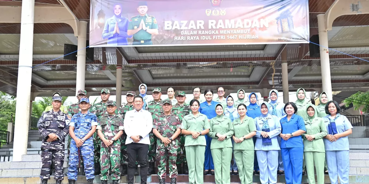 Foto: Wakil Wali Kota Sibolga Pantas Tobing berfoto bersama Danrem dan jajaran di sela-sela kegiatan Bazar TNI di Lapangan Simaremare Kota Sibolga. (Realitasonline.id/Preddy Situmorang).