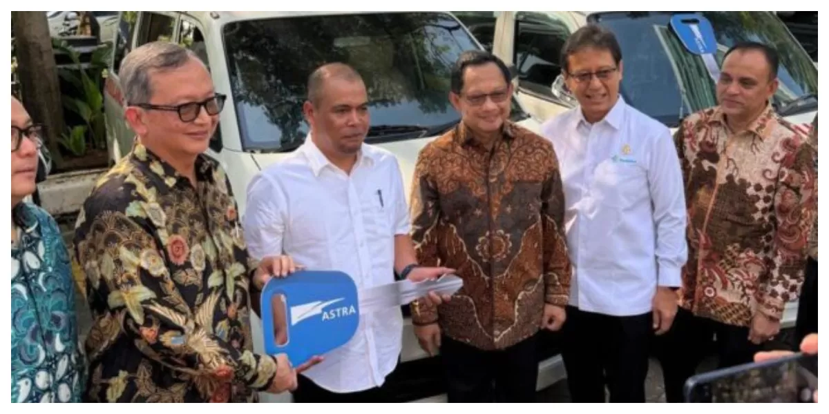 Sekretaris Daerah Bener Meriah, Riswandika Putra saat menerima bantuan 3 unit Ambulance bantuan Kemenkes RI di Jakarta. (Realitasonline.id/Dok)