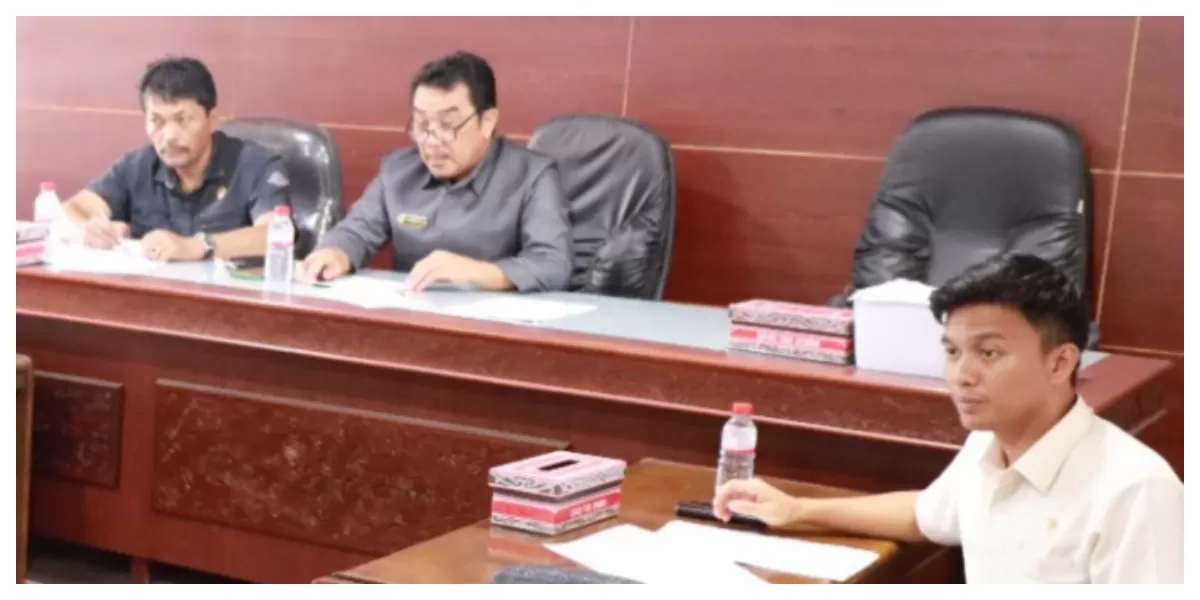 Ketua dan Anggota Komisi A DPRD Taput dalam RDP terkait dugaan Penelantaran Anak. (Realitasonline.id/Dok)