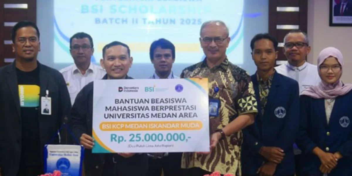Rektor UMA menerima simbolis Beasiswa BSI Batch II Tahun 2025,  di lingkungan kampus UMA (6/3/2026) lalu.  (Realitasonline.id/Dok)