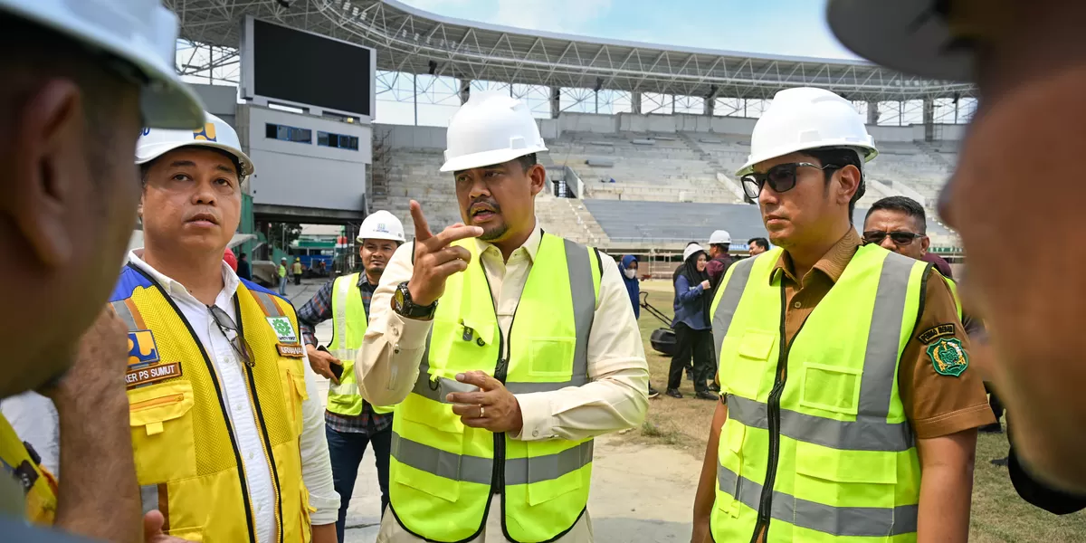 Gubernur Sumut Bobby Nasution meninjau proses renovasi Stadion Teladan Medan, Jalan Stadion, Medan, Selasa (31/3/2026).