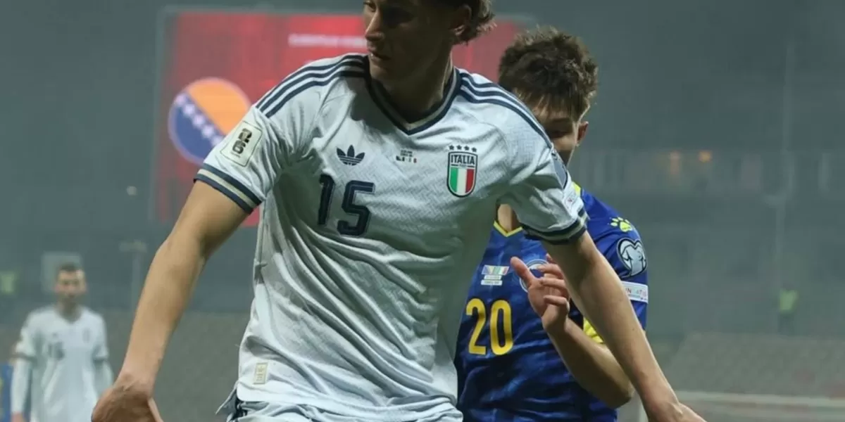 Keterangan Foto : Fransesco Pio Esposito berduel dengan pemain Boznia and Herzegovina (Realitasonline.id / ig : @azzuri)