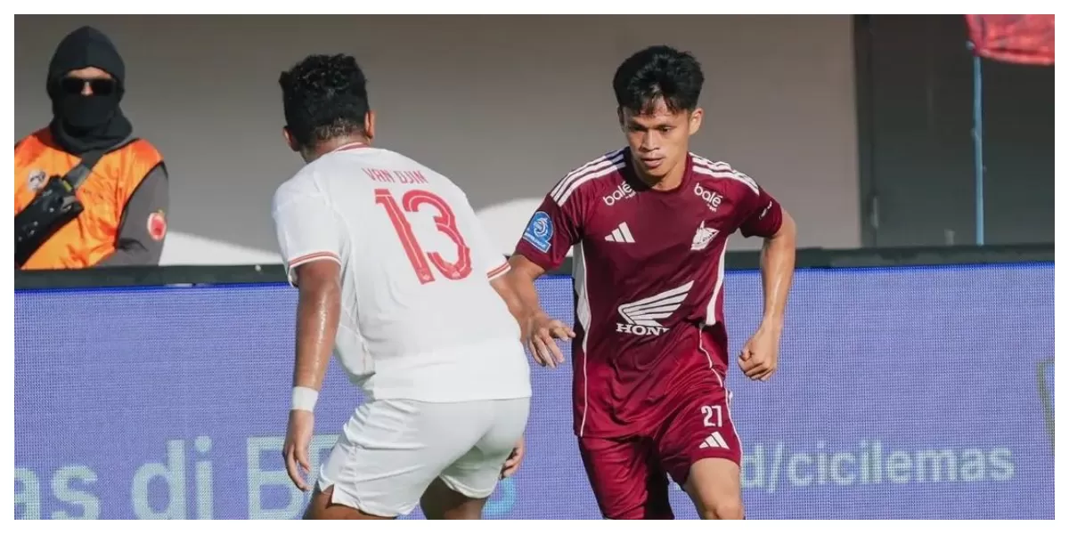 Keterangan Foto : Pemain PSM Makassar sedang mencoba melewati pemain Persis Solo (Realitasonline.id / ig : @psm_makassar)