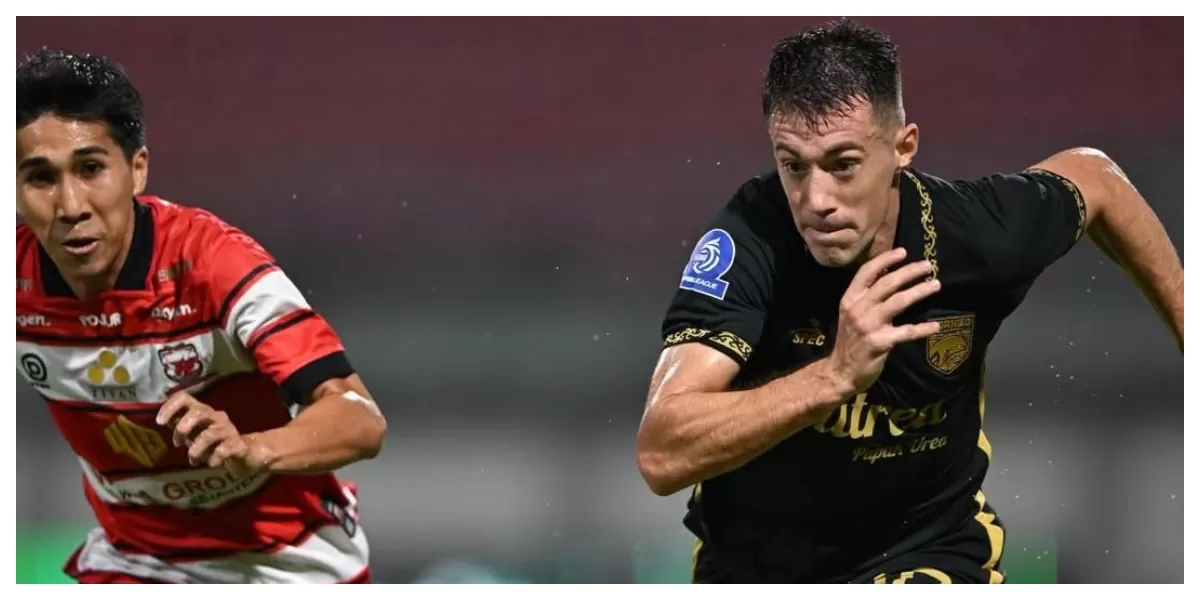 Keterangan Foto : Peralta sedang beradu lari dengan pemain Madura United (Realitasonline.id / ig : @borneofc.id)