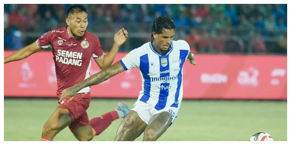 Keterangan Foto : Ramon Tanque sedang mencoba melewati pemain Semen Padang (Realitasonline.id / ig : @persib)