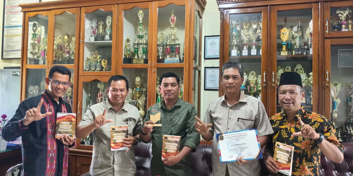 Keluarga besar MAN 2 adangsidimpuan raih penghargaan bergengsi Sekolah Aktif Literasi Nasional 2025.